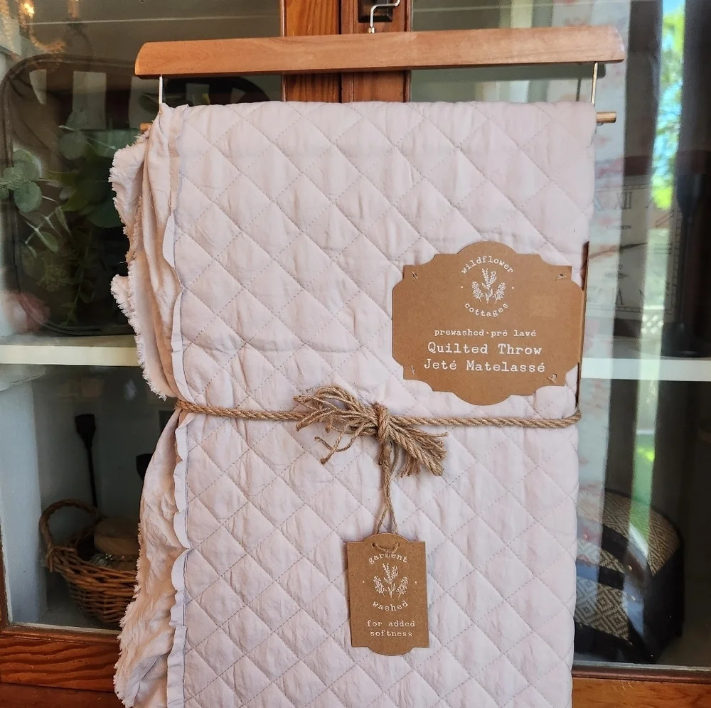 WILDFLOWER COTTAGES 50x60 Prewashed Quilted Ruffle Throw Stone